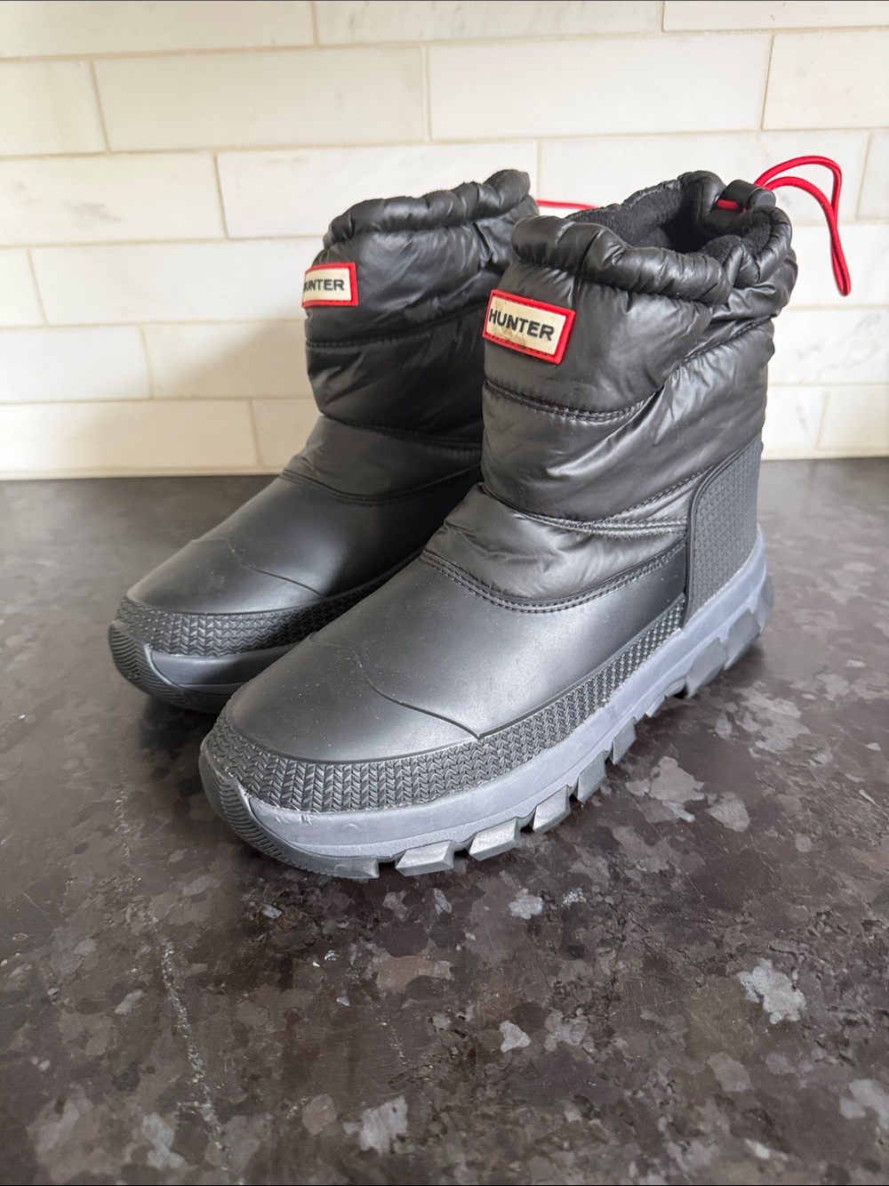 Hunter Women’s Black Winter Pull-Top Snow Boots with Red Accents